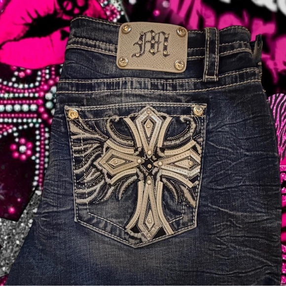 New + Exclusive Miss Me Mid-Rise Stretch Shorts (Size 34) - Picture 5 of 7